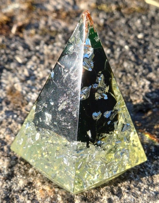 Pyramide 6 côtés-orgonite "Isis"- Obsidienne - Protège nettoie  - Copie