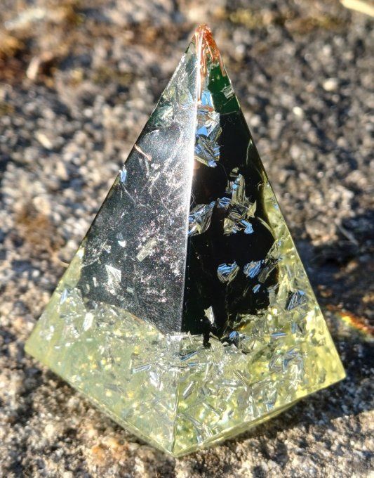 Pyramide 6 côtés-orgonite "Isis"- Obsidienne - Protège nettoie 