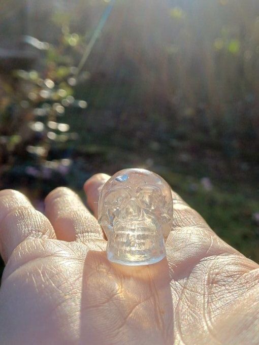 Petit crâne de cristal résine création unique 