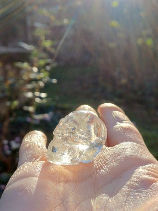 Petit crâne de cristal résine création unique 